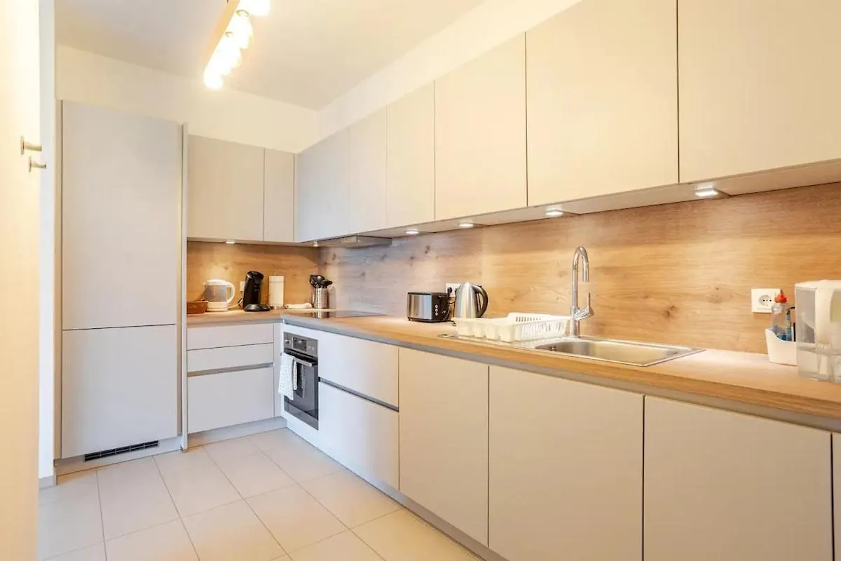 ברלין Hj 18 By Rockchair Apartments L Superhost Status L Super Flat, 2 Bedrooms 2 Bathrooms Balcony Elevator Welcomes You!