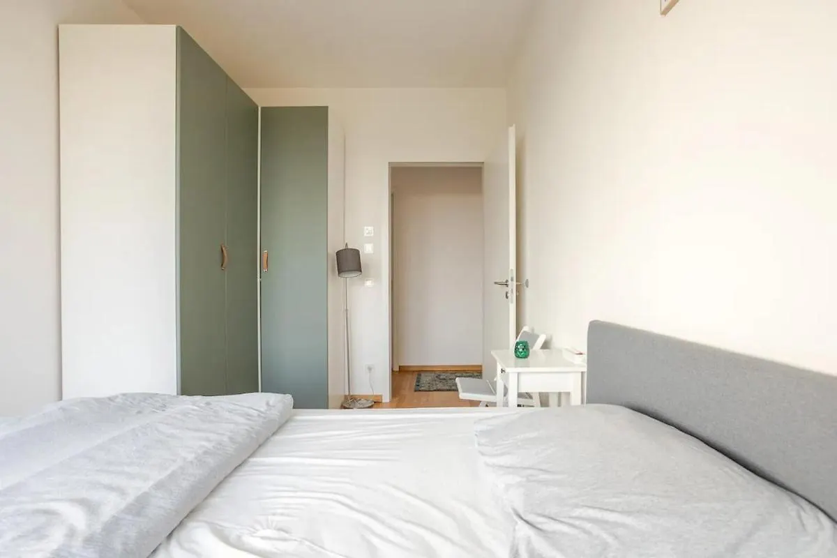 Hj 18 By Rockchair Apartments L Superhost Status L Super Flat, 2 Bedrooms 2 Bathrooms Balcony Elevator Welcomes You! Берлин