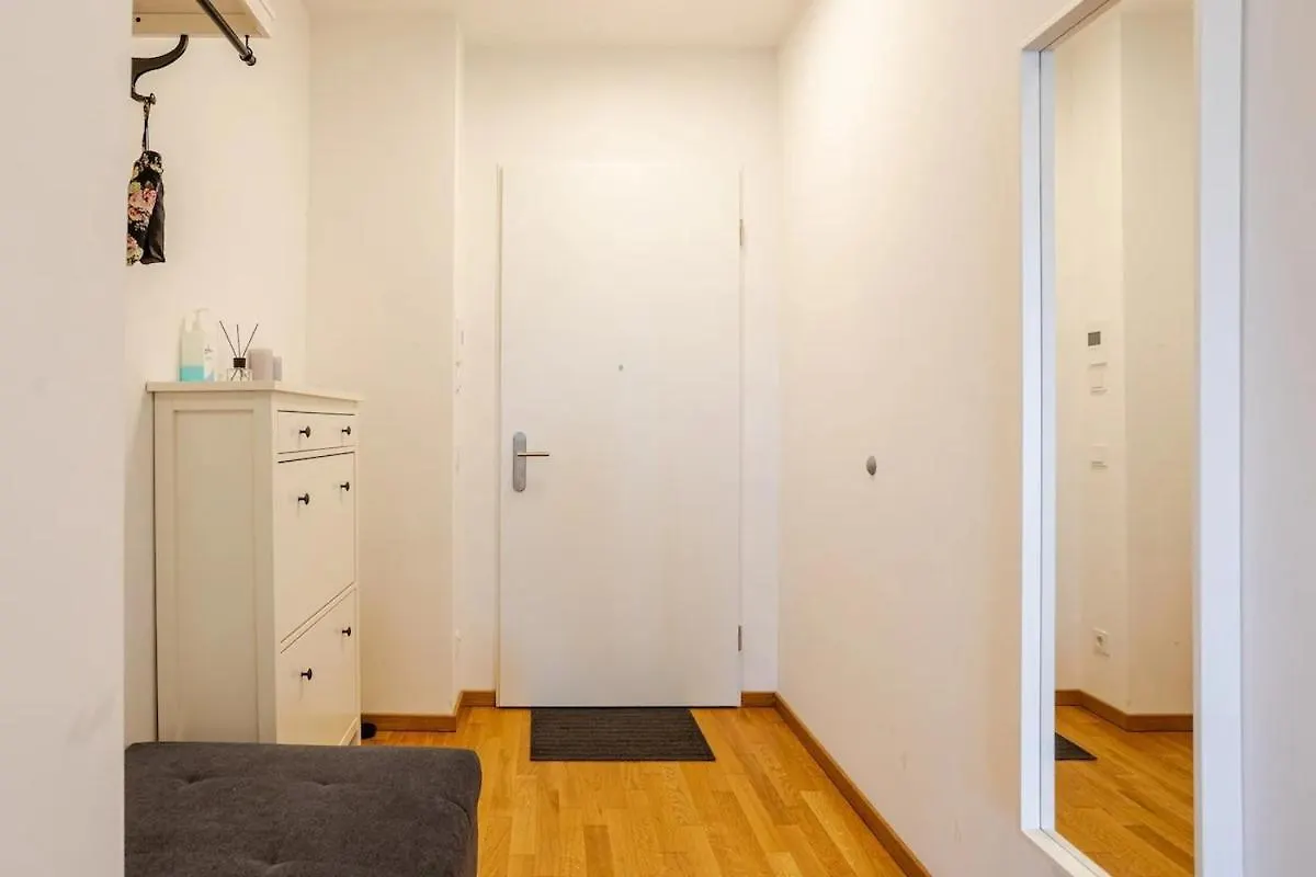 Hj 18 By Rockchair Apartments L Superhost Status L Super Flat, 2 Bedrooms 2 Bathrooms Balcony Elevator Welcomes You! Берлин