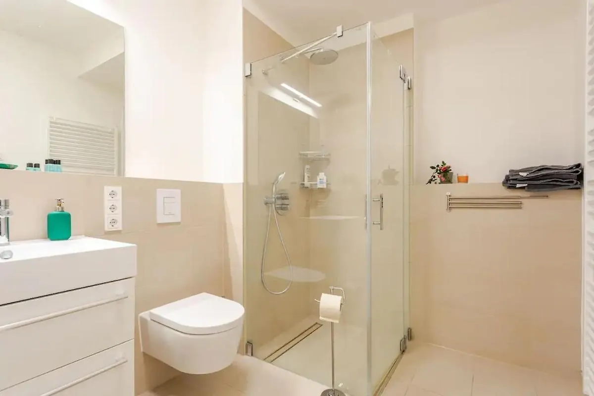 Hj 18 By Rockchair Apartments L Superhost Status L Super Flat, 2 Bedrooms 2 Bathrooms Balcony Elevator Welcomes You! Берлин Германия